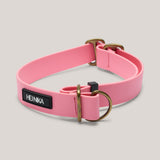 Gesamtansicht des BioThane Zugstopphalsbands in Rose mit edlen Altmessing-Beschlägen, stufenlos verstellbar und ohne Schnalle.